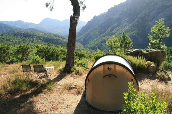 Kleine-camping-Corsica-zicht-op-de-bergen