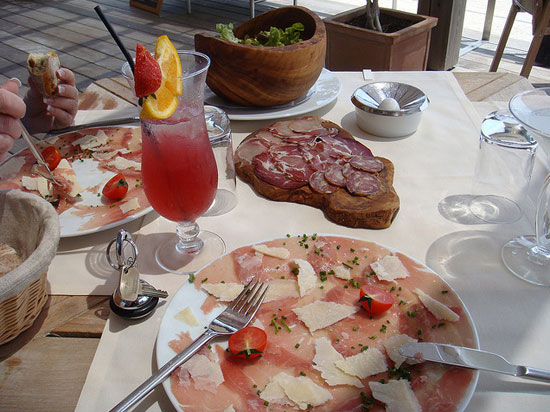 Restaurants-op-Corsica-in-het-binnenland-met-vlees