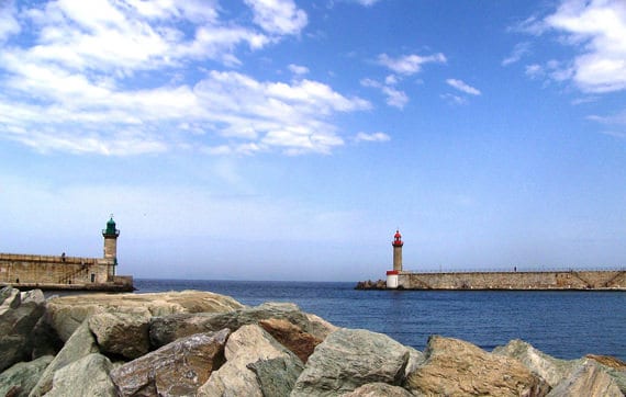 2-vuurtorens-Vieux-Port-in-Bastia