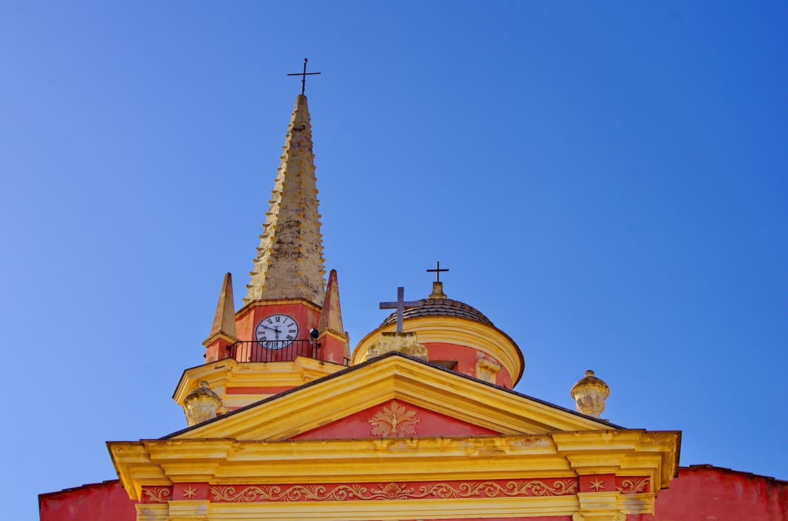 3-leuke-bezienswaardigheden-in-Calvi-De-Roze-Kerk-van-Calvi