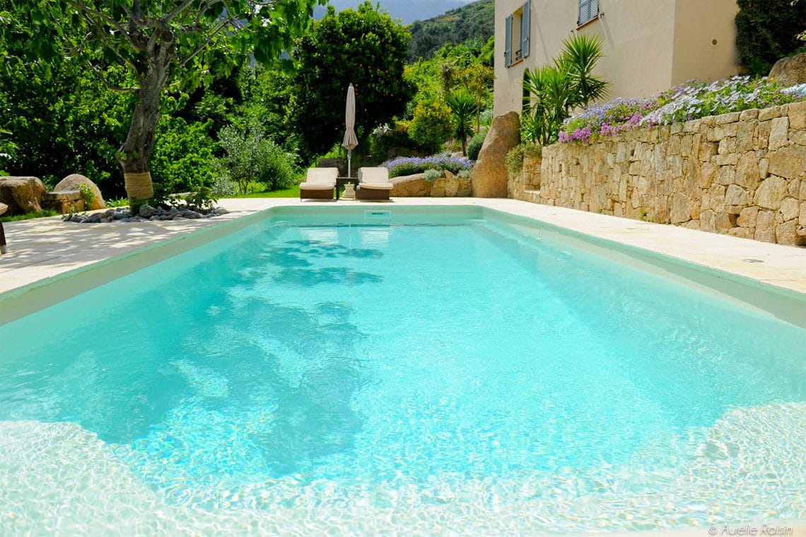 4-sterren-hotel-op-Corsica-zwembad