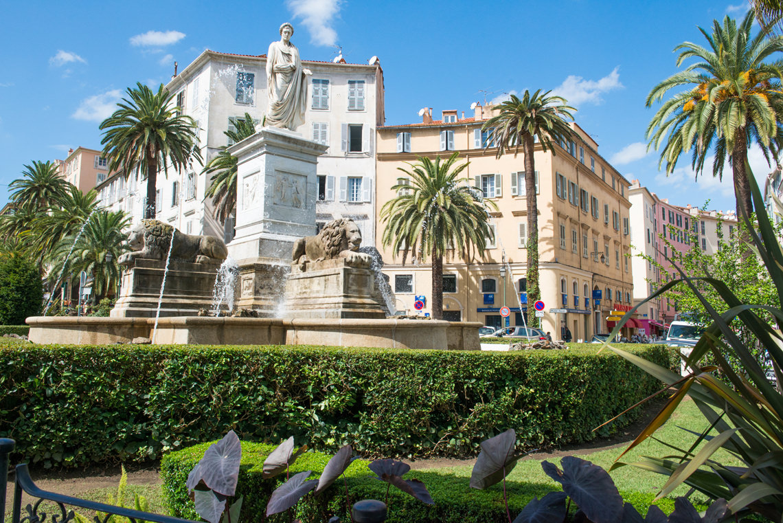 Ajaccio-Napoleon-met-struiken-in-de-stad