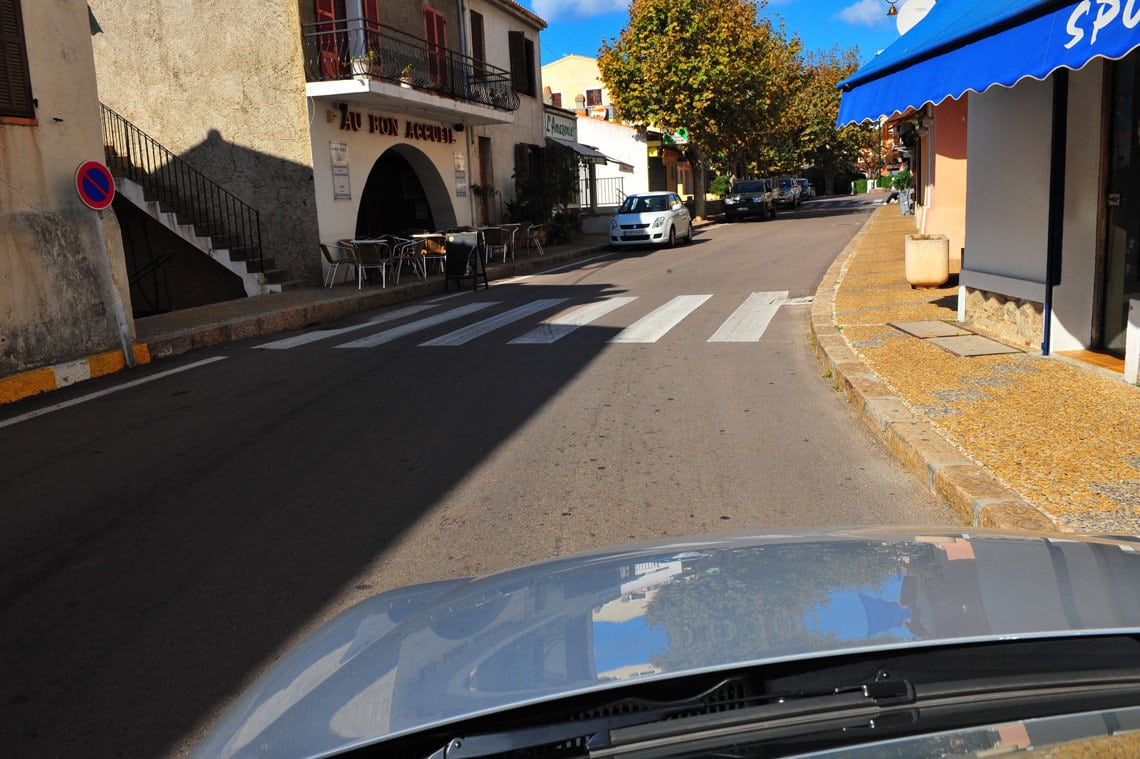 Auto-huren-in-Ajaccio-en-de-weg-op-Corsica