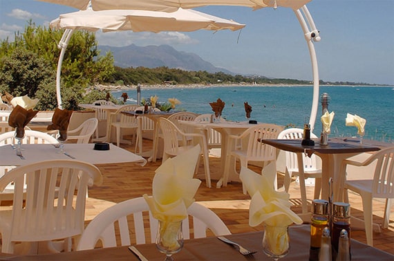 Bienvenue-au-centre-naturiste-Bagheera-en-Corse-terras