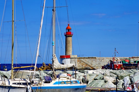 Boten-en-vuurtoren-in-Vieux-Port-Bastia