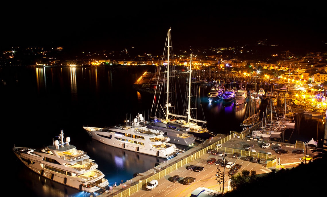 Calvi-jachthaven-in-de-avond