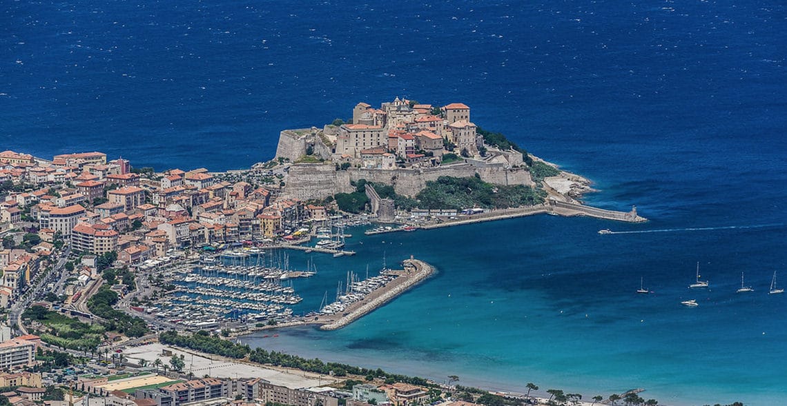 Calvi-jachthaven-in-de-verte