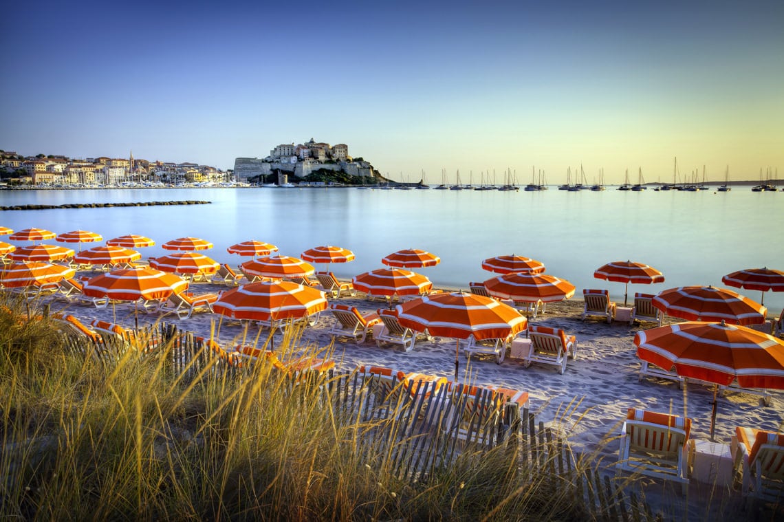 Calvi-strand-en-stad