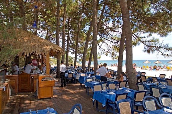 Camping-Perla-di-Mare-restaurant-strand