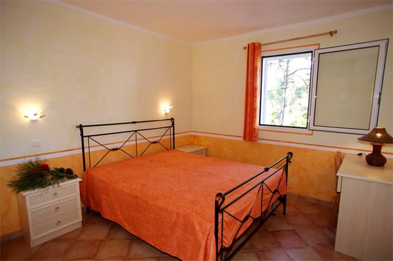 Camping-Perla-di-Mare-villa-slaapkamer