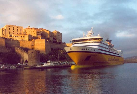 Corsica-Ferries-Mega-Express-2-in-de-haven-van-Calvi-voor-de-Citadel
