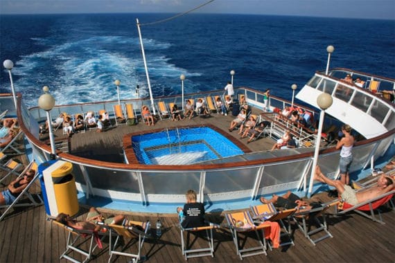 Corsica-Ferries-met-zwembad