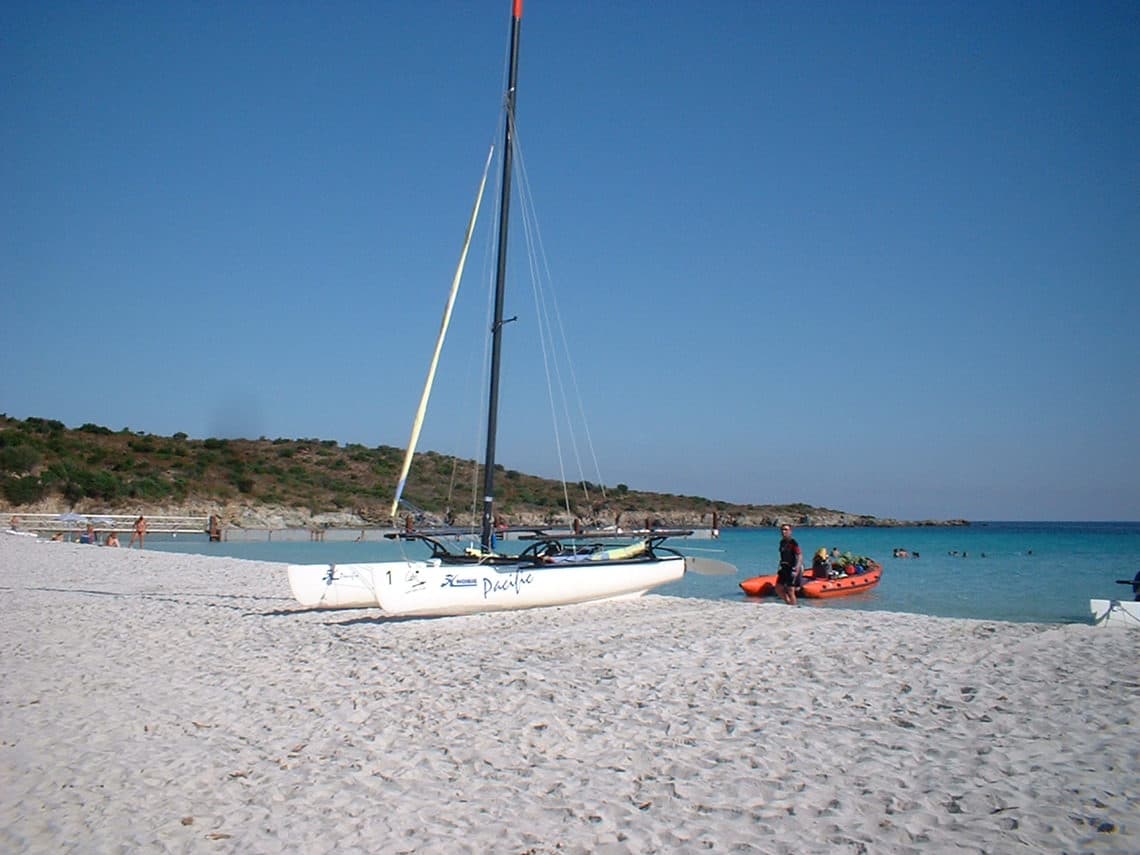 Corsica-zeilboot-op-het-strand