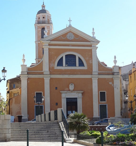 De-kathedraal-van-Ajaccio-met-straat-ervoor