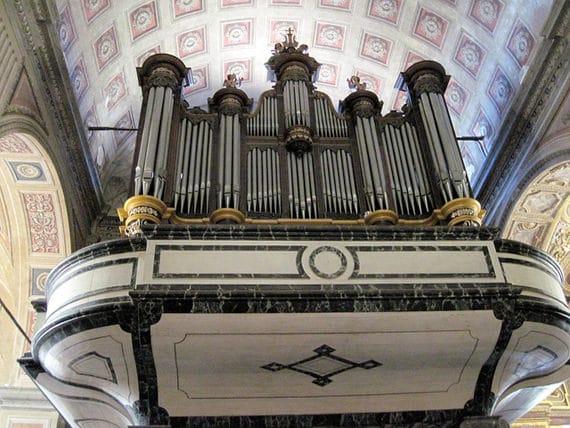 De-kathedraal-van-Ajaccio-orgel-in-het-centrum