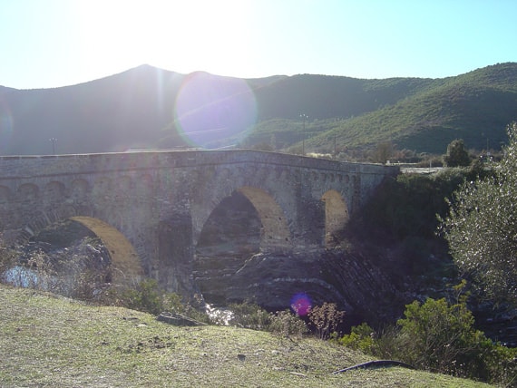 De-kloven-van-Tavignano-in-binnenland-Corsica-afstand-brug
