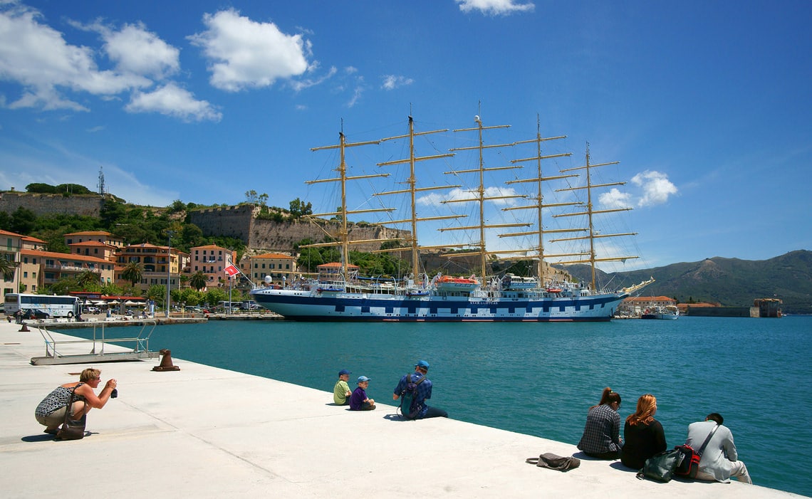 De-koninklijke-klipper-in-de-haven-van-Portoferraio