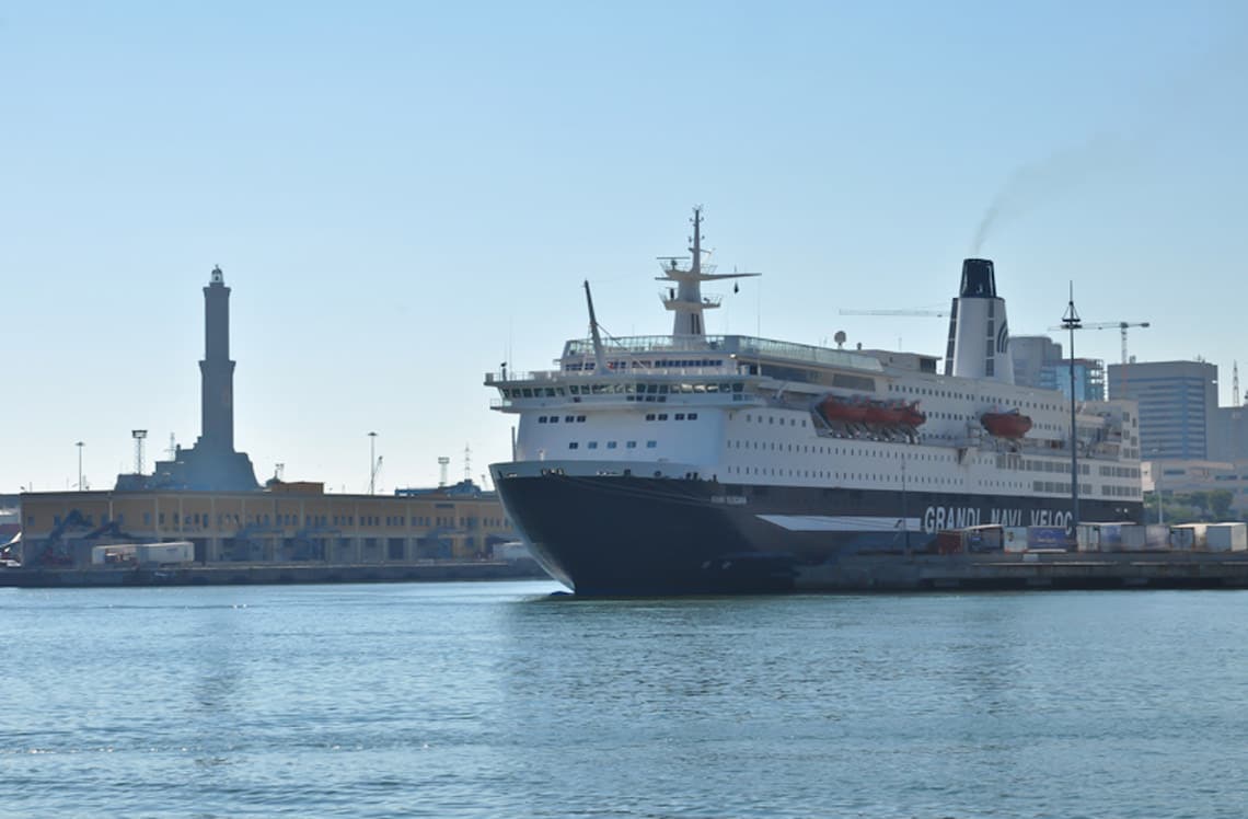 De-vuurtoren-haven-van-Genua-veerboot-naar-Corsica