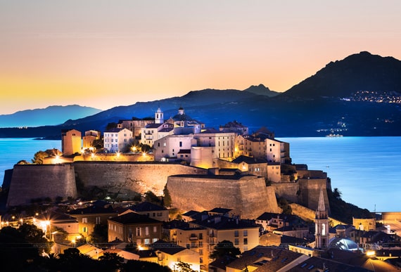 Een-rondreis-met-de-auto--dan-toont-Corsica-al-haar-gezichten-haven-van-Calvi-en-citadel