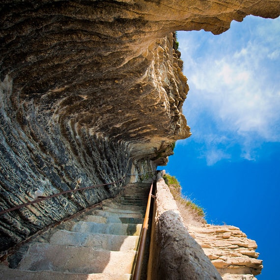 Escalier-du-Roi-d-Aragon-de-steile-trap-bij-Bonifacio-van-onderaf