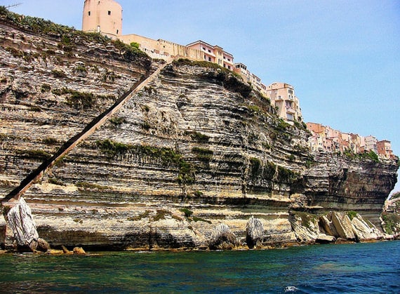 Escalier-du-Roi-d-Aragon-de-steile-trap-bij-Bonifacio-vanaf-zee