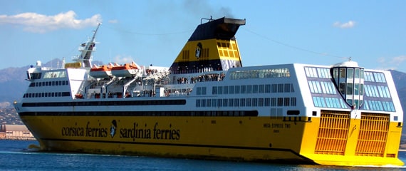 Geniet-van-de-faciliteiten-aan-boord-van-Corsica-Ferries