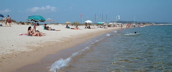 Genieten-aan-het-strand-bij-Porto-Pollo-in-Corsica