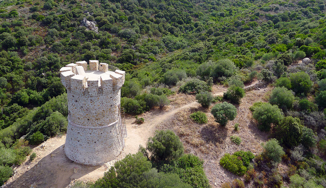 Genuese-toren-vlakbij-Serra-di-Ferro