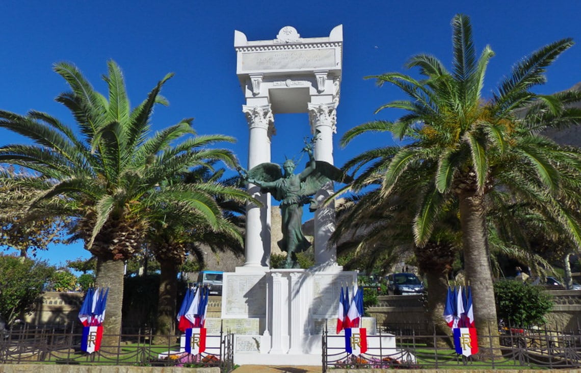 Het-plein-Christophe-Colomb-in-Calvi-foto-4