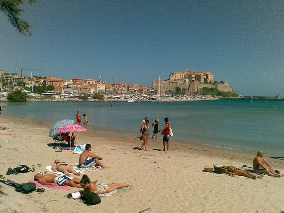 Het-strand-van-Calvi-een-heerlijk-wit-strand-drukke-dag