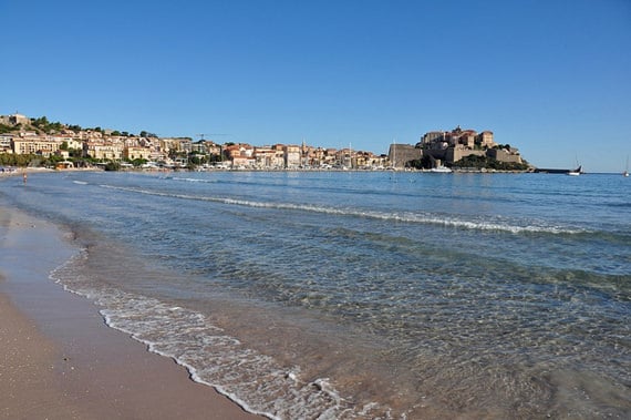 Het-strand-van-Calvi-een-heerlijk-wit-strand-met-de-citadel