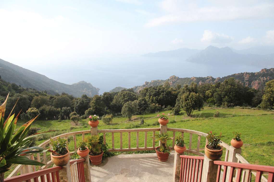 Hotel-Les-Roches-Rouges-Piana-Corsica-uitzicht-op-de-bergen
