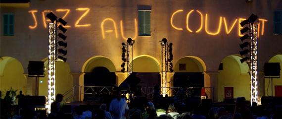 terwijl Factuur Winkelier Muziek en dans op Corsica