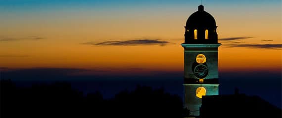 Kerktoren-van-Canari-in-de-avond