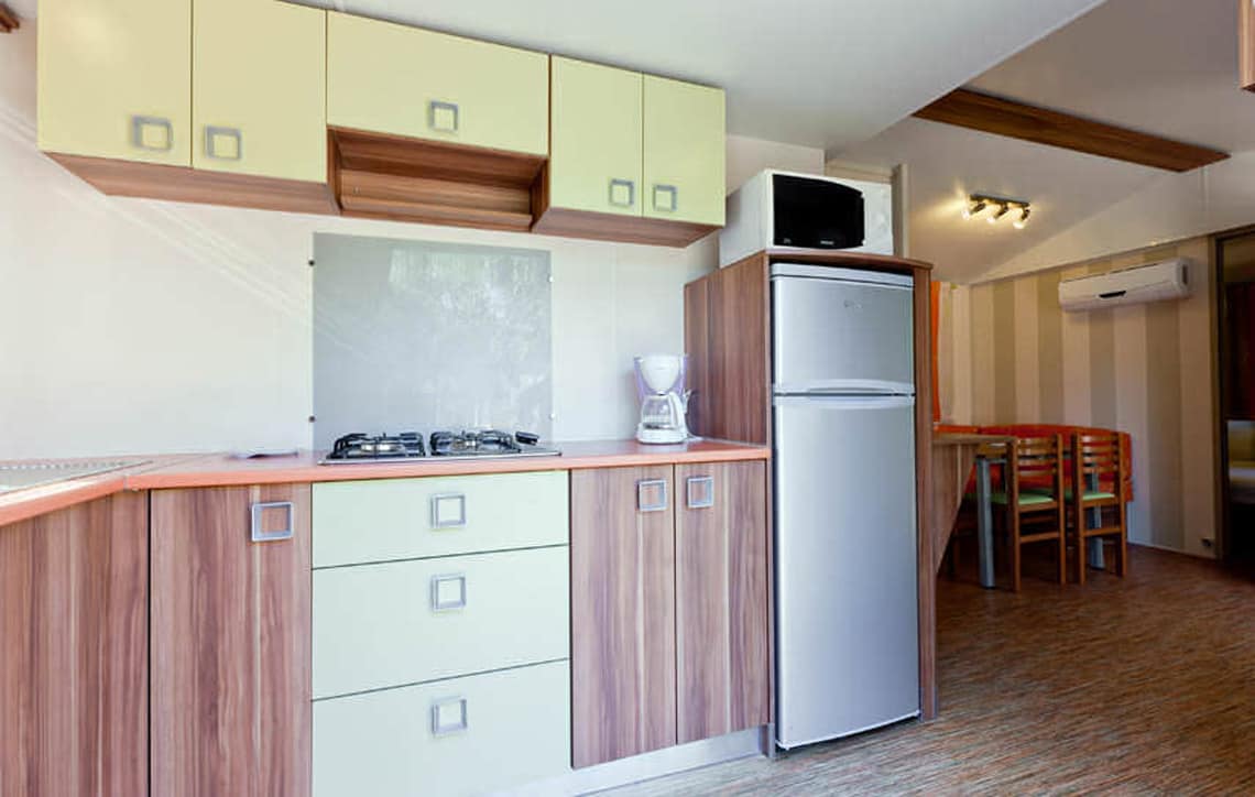 Keuken-in-caravan-op-Corsica