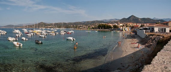 L-Ile-Rousse-met-een-strand