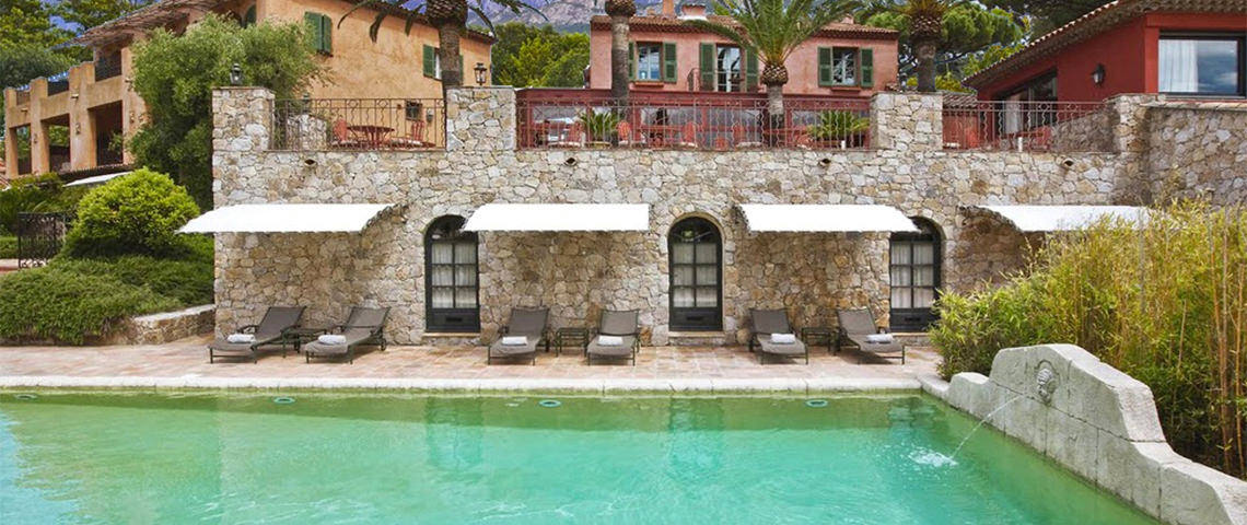 Ligbedden-en-luxe-hotel-Corsica-zwembad