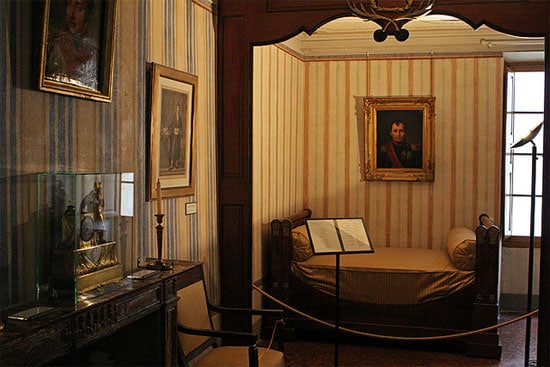 Mais-Bonaparte-huis-van-Napoleon-binnen-en-bed