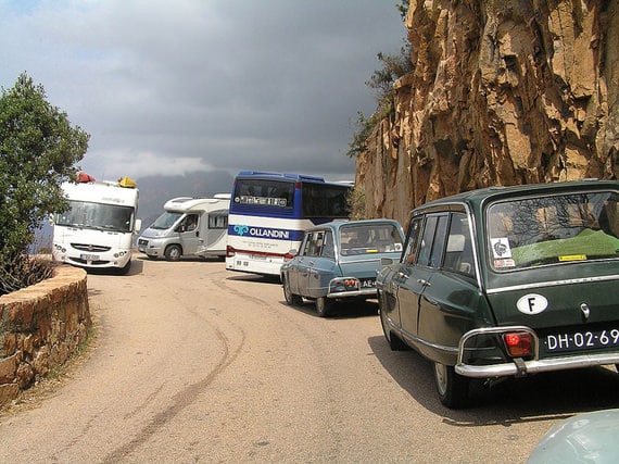 Met-de-camper-naar-Corsica-druk-op-de-berg