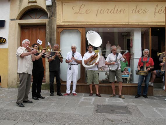 Muziek-op-straat-in-Corsica