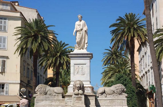 Napoleon-leeuwen-Rue-Bonaparte-standbeeld-ajaccio