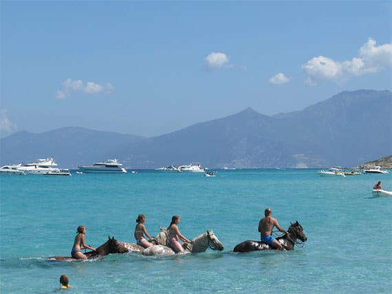 Paardrijden-op-Corsica-in-het-water
