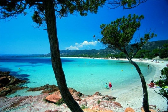 Palombaggia-met-kinderen-op-het-strand