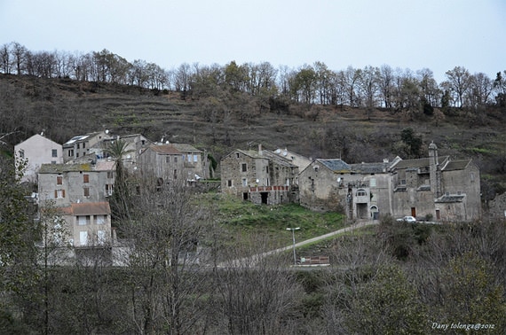 Parc-Naturel-de-la-Corse-stad-in-de-bergen