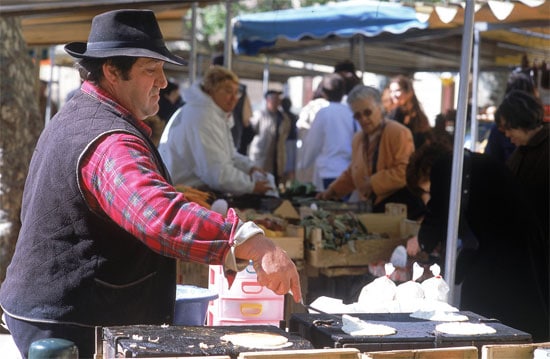 Place-du-Marche-Bastia-marktkoopman-maakt-brocciu