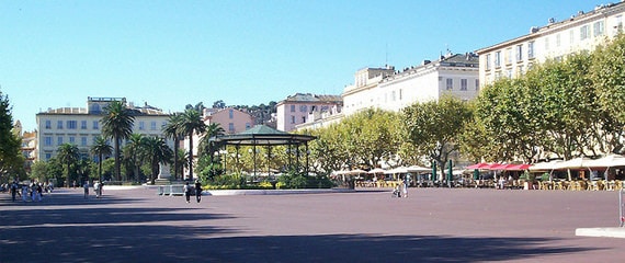 Place-du-Marche-totale-plein-Bastia