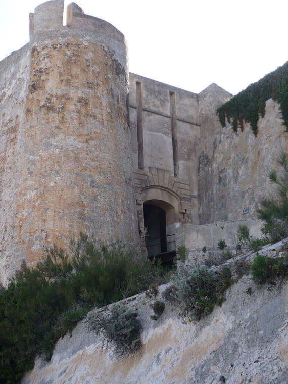 Porte-de-Genes-vanaf-een-afstand-Bonifacio