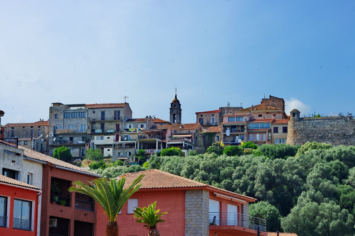 Porto-Vecchio-vanaf-een-afstand-en-kerk