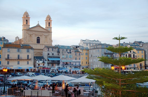 Quai-des-Martyrs-de-la-Liberation-Bastia-Corsica-achtergrond-st-jean-baptiste