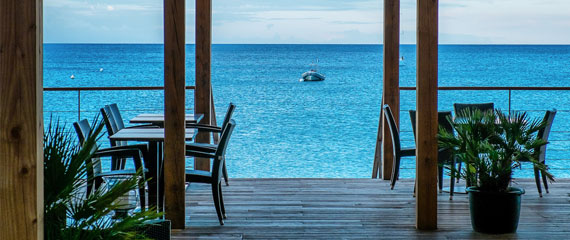 Restaurants-op-Corsica-uitzicht-op-zee